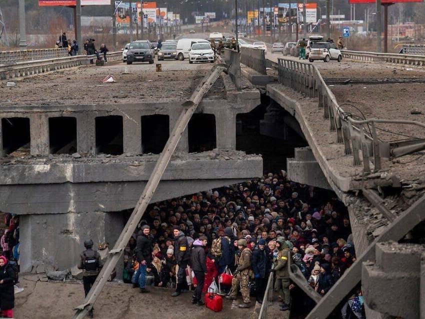 Масштабні авіаудари в Ірпені: жителі покидають місто через підірваний міст