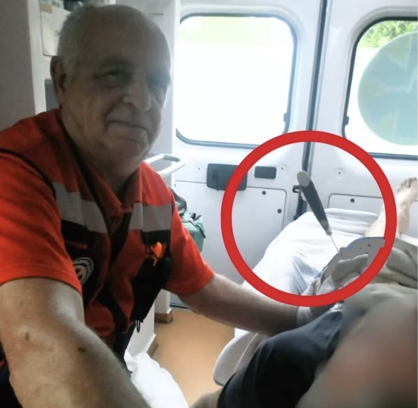 На Закарпатті чоловік випадково встромив собі ножа у груди (фото)