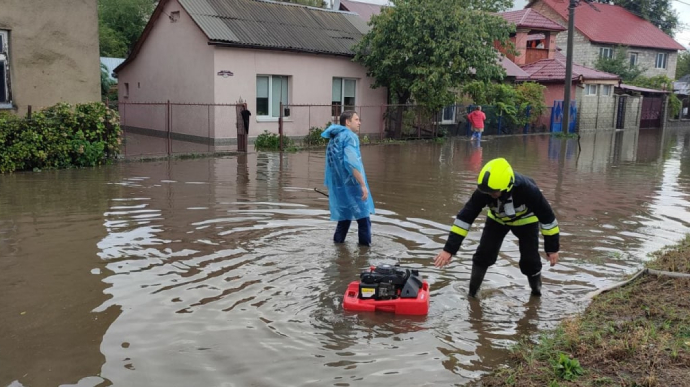Через сильну зливу затопило вулиці Ужгорода