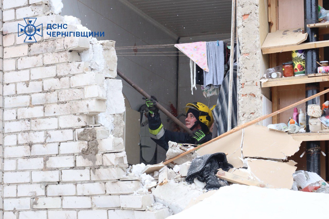 У Чернігові рятувальники ліквідовують наслідки ворожого обстрілу (фото)