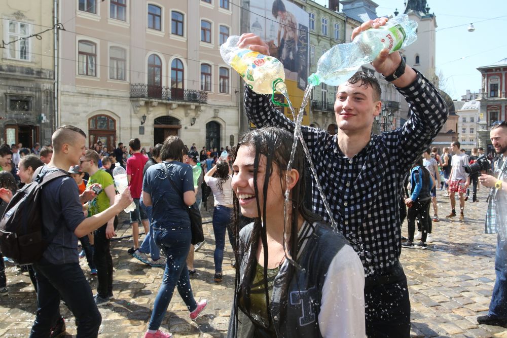 Без водяних батлів: яким буде поливаний понеділок у Львові
