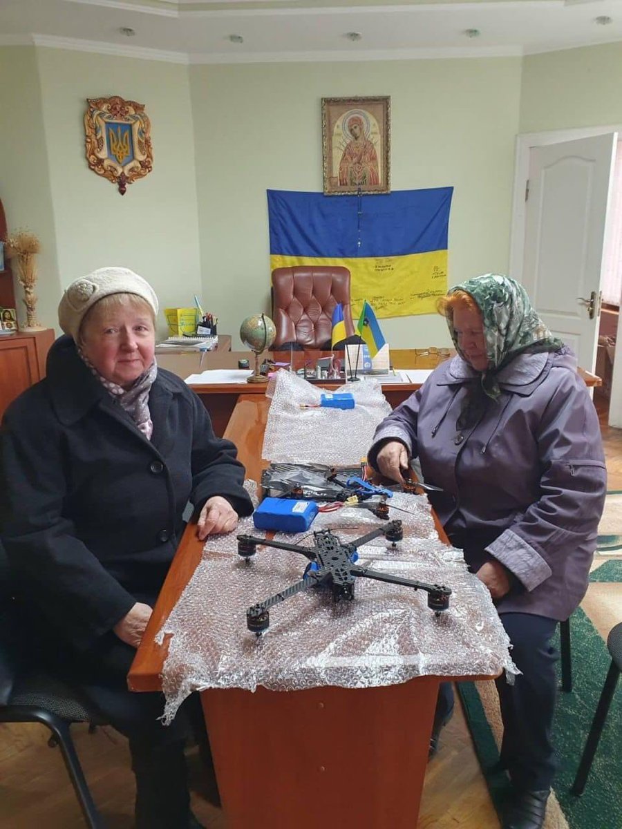 Відкладали гроші з пенсії: дві літні жінки з Прикарпаття і Києва придбали дрони для ЗСУ