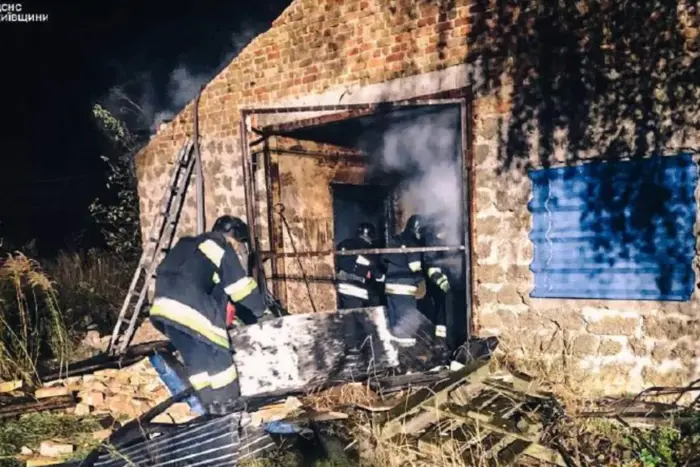 На Київщині через уламок дрона горіло фермерське господарство