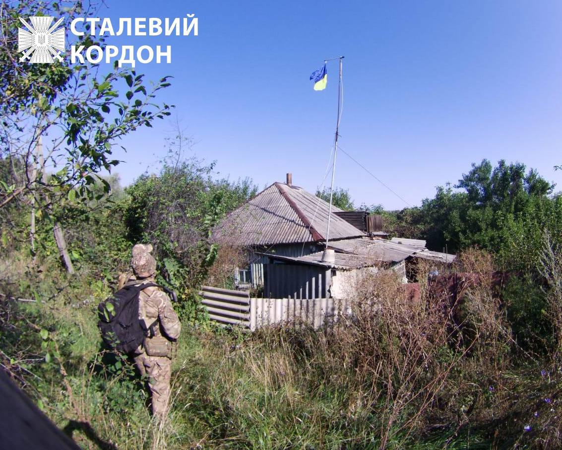 Бійці "Сталевого кордону" підняли український прапора у "сірій зоні" на кордоні з Росією