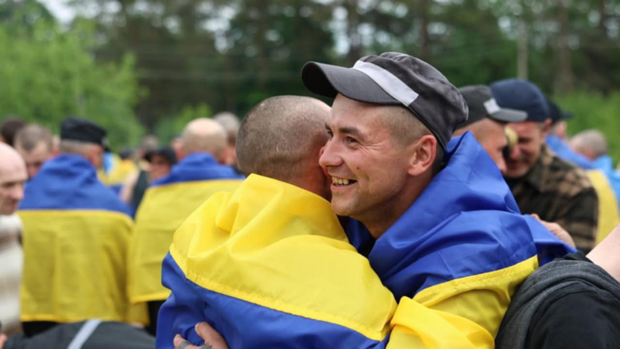 Полонені - вдома: Україна повернула ще 303 Захисників (фото)