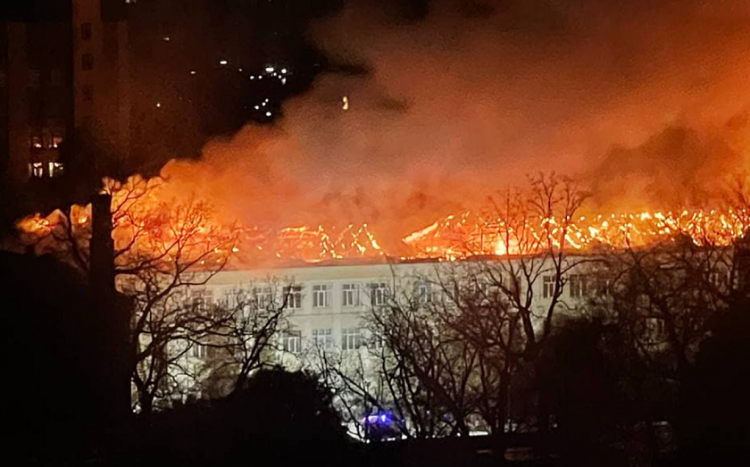 У Києві в гімназії сталася масштабна пожежа