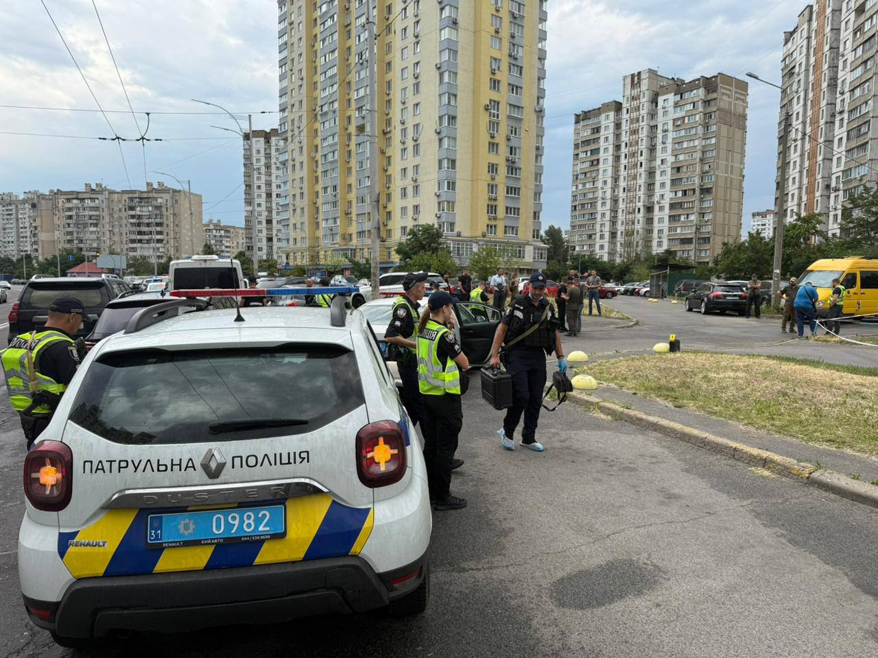У Києві вранці кілер застрелив людину в авто: фото з місця вбивства