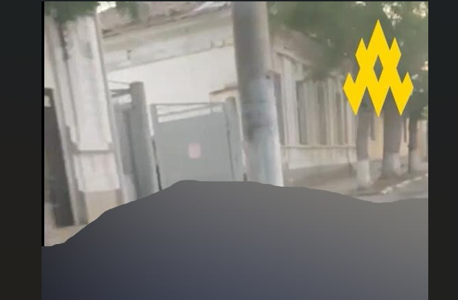 Рашисти у Криму знімають герби з військкоматів. Окупанти чогось бояться