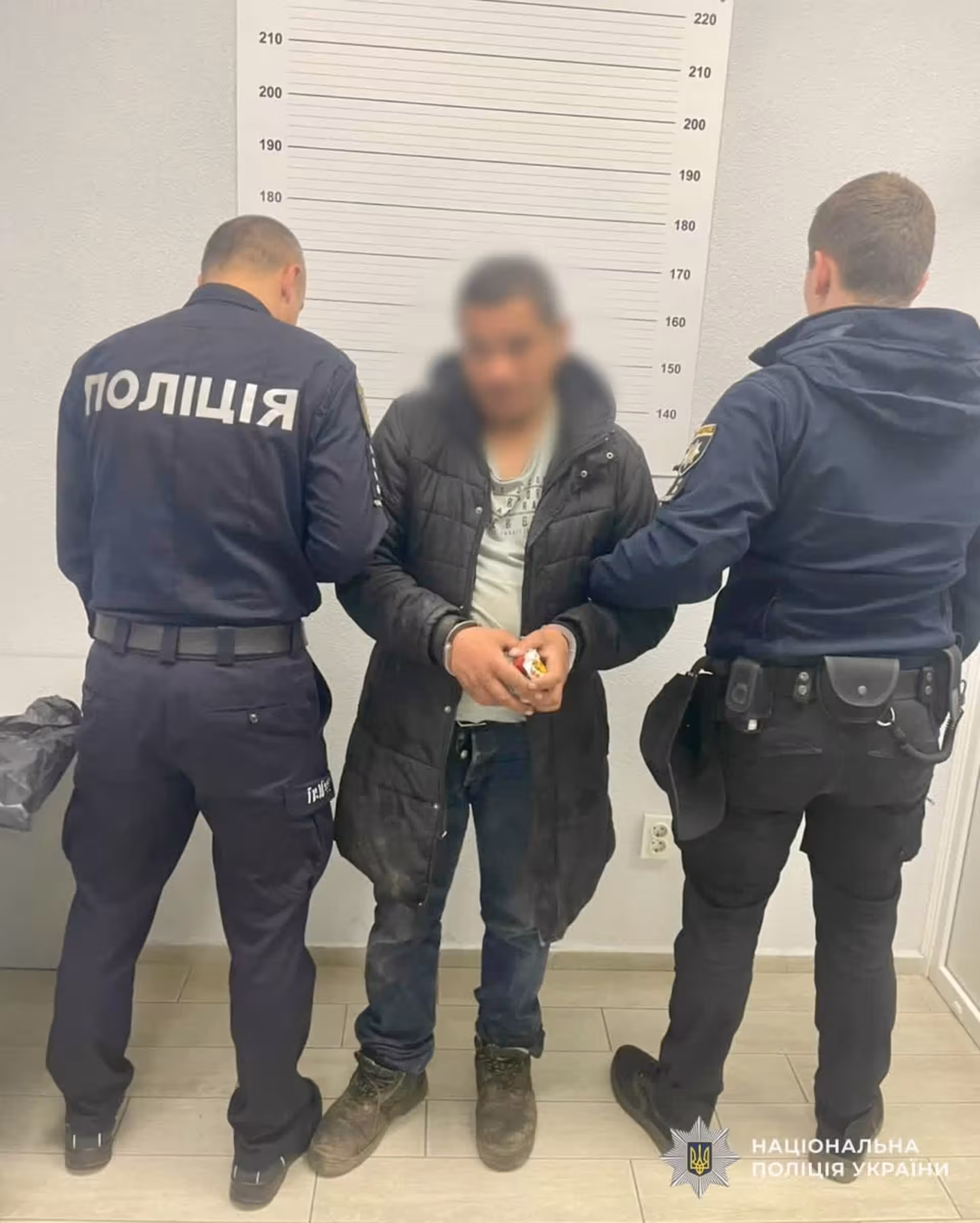 В Ужгороді затримали чоловіка який відкрив вогонь з пістолета по вікнах драмтеатру