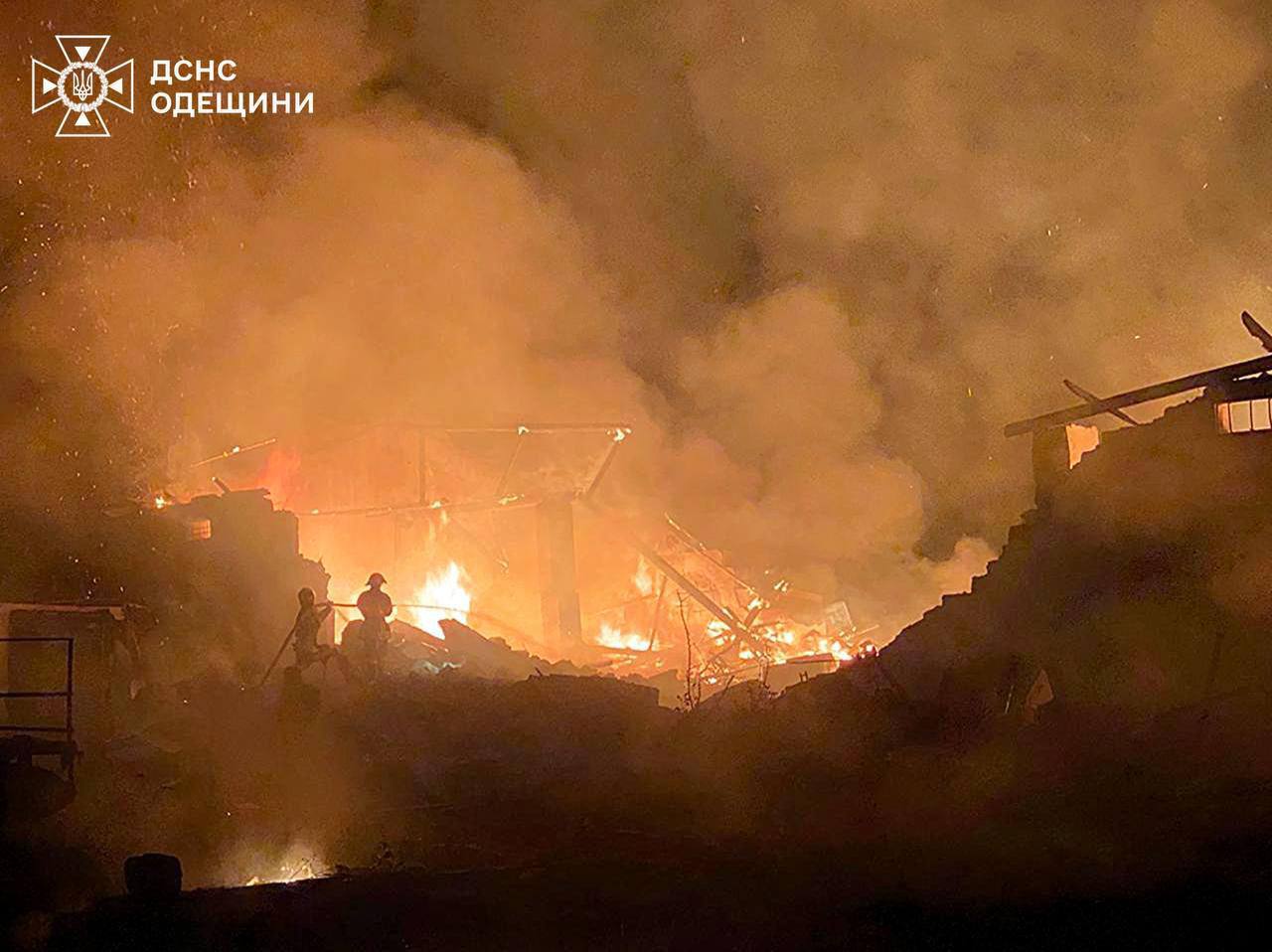 Російська армія атакувала підприємство на Одещині (фото наслідків)