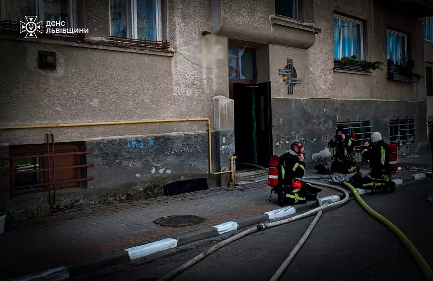 Пожежа на Львівщині: вогнеборці врятували двох дітей та літню жінку із задимленого будинку