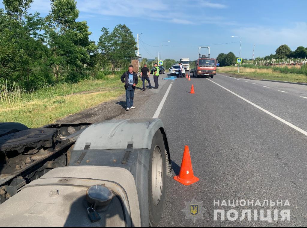 Неподалік Львова вантажівка переїхала 88-річного дідуся