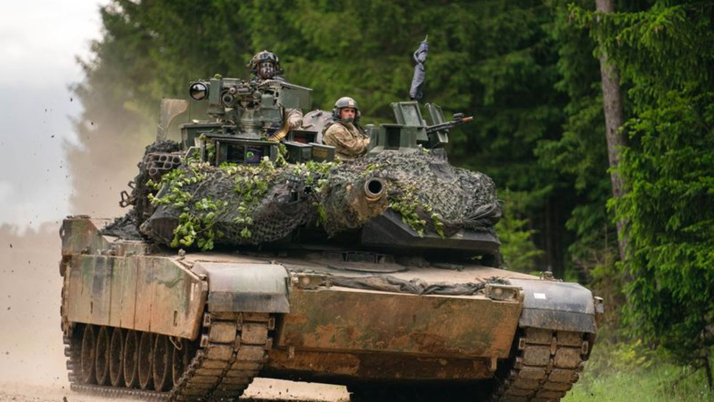 Їх дуже багато. Резніков анонсував швидке постачання танків Leopard, Challenger та Abrams