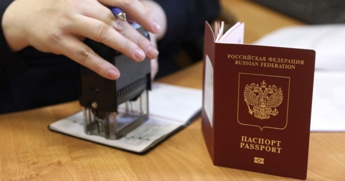 Забирають паспорти. Російських чиновників не випускають з країни