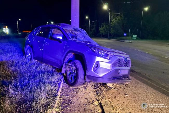 У Рівному авто протаранило два електричні стовпи (фото)