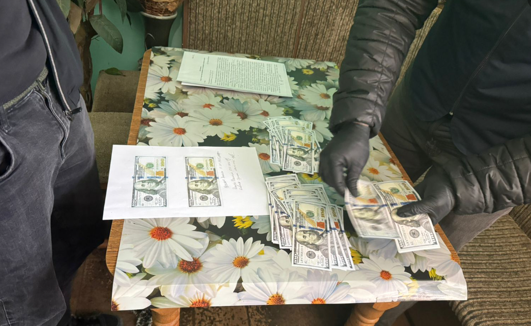 За кордон за 9 тисяч доларів: прикордонниця обіцяла «допомогти» чоловіку