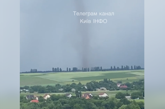 Київщину «атакував» величезний смерч: у мережі з’явилося відео