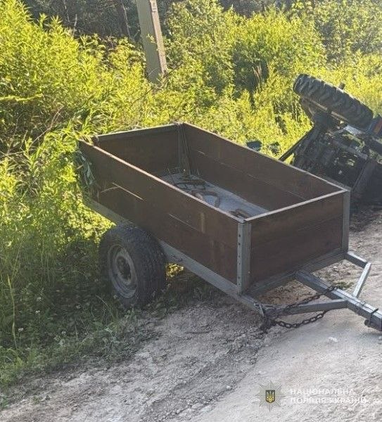 Біля Львова перекинувся мототрактор: водій загинув на місці