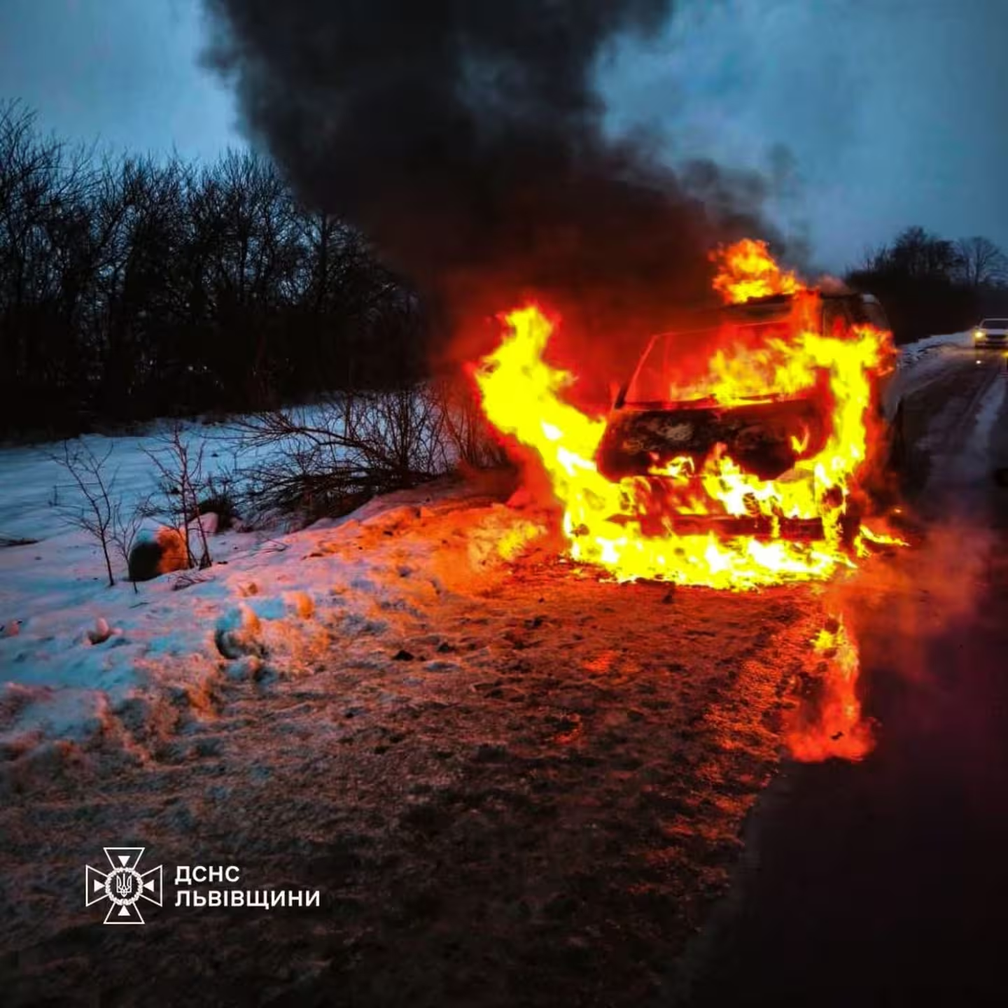 На Львівщині під час руху загорівся мікроавтобус (фото)