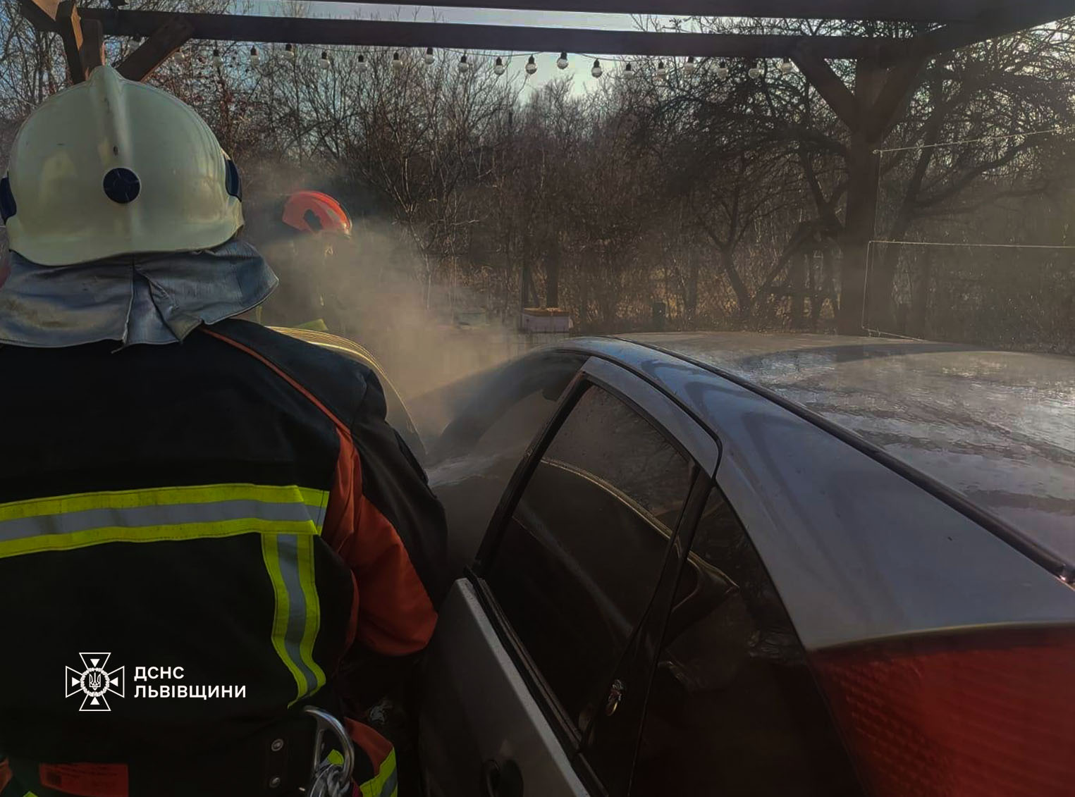 Рятували пожежники та добровольці: біля Львова палав автомобіль (фото)