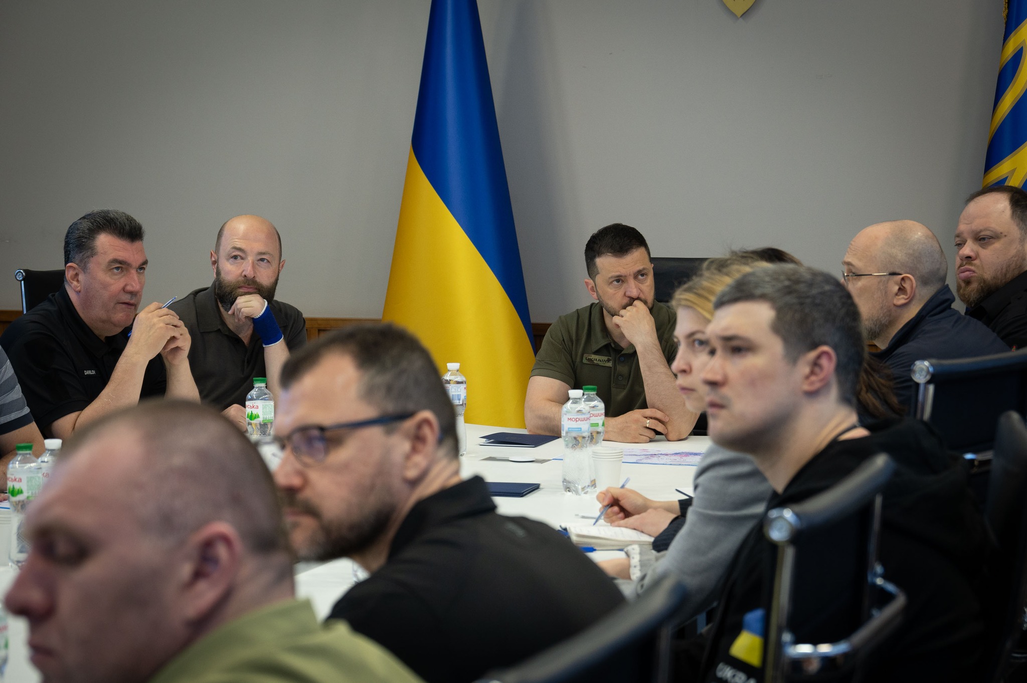 «Робимо все, щоби врятувати людей». Підсумки термінового засідання РНБО