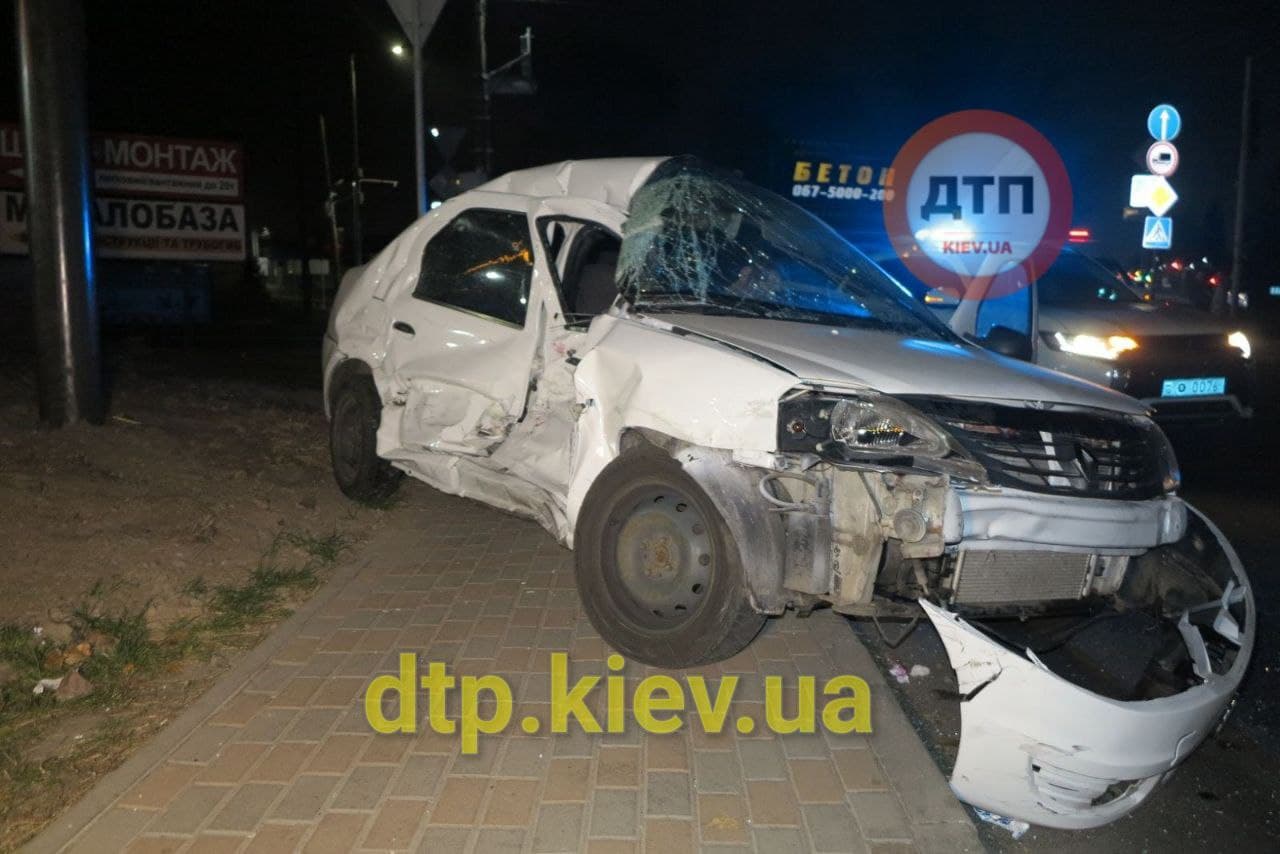 Смертельна ДТП під Києвом. Водій хотів проскочити перед маршруткою