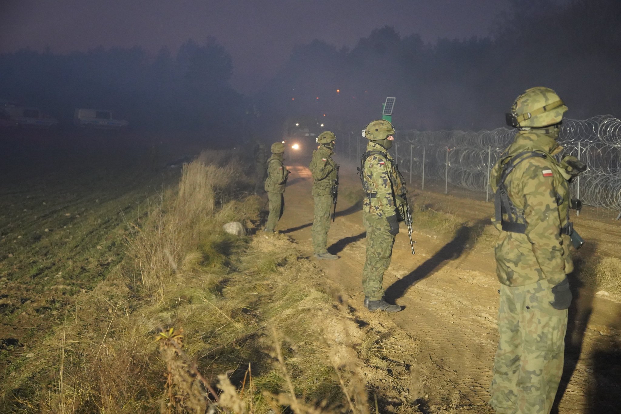 Польща спростувала прорив кордону. Мігранти пройшли до стихійного табору