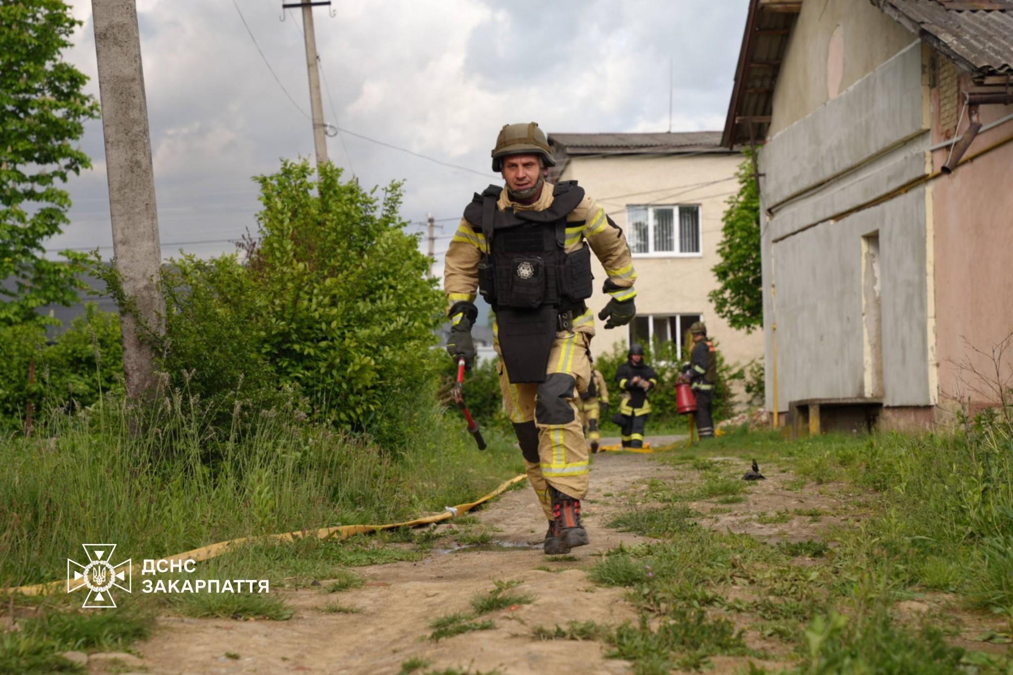 На Прикарпаття двигун від "шахеда" знайшли на подвір'ї: є перше відео
