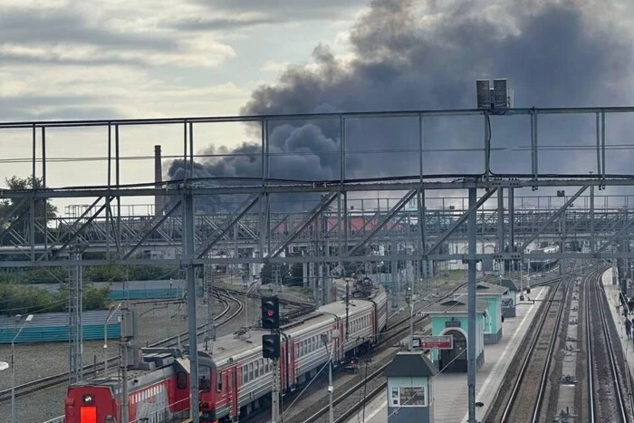 Російський Омськ в диму: горить військовий завод