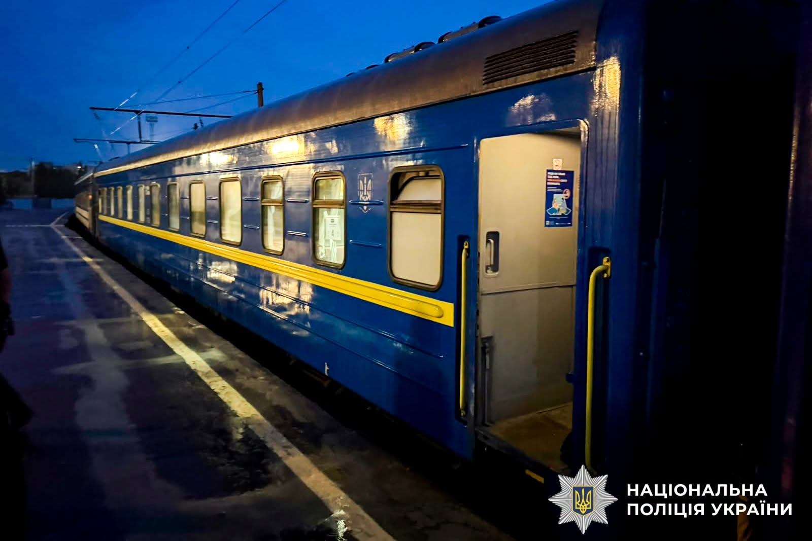 Упав з перону під потяг: на вокзалі у Рівному трагічно загинув чоловік