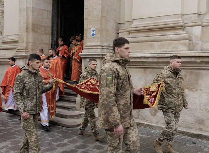 Фото дня: військові винесли плащаницю з Гарнізонного храму у Львові на Страсну п’ятницю