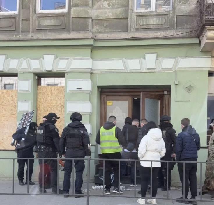 У Львові проводять обшуки в наркошопах: є затримання, — соцмережі (ВІДЕО)