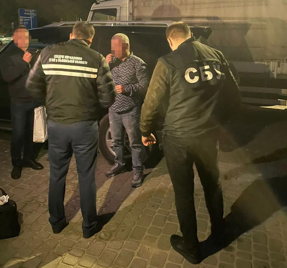 На Львівщині директор стратегічного підприємства вимагав 1 млн грн, щоб "не створювати перешкод"