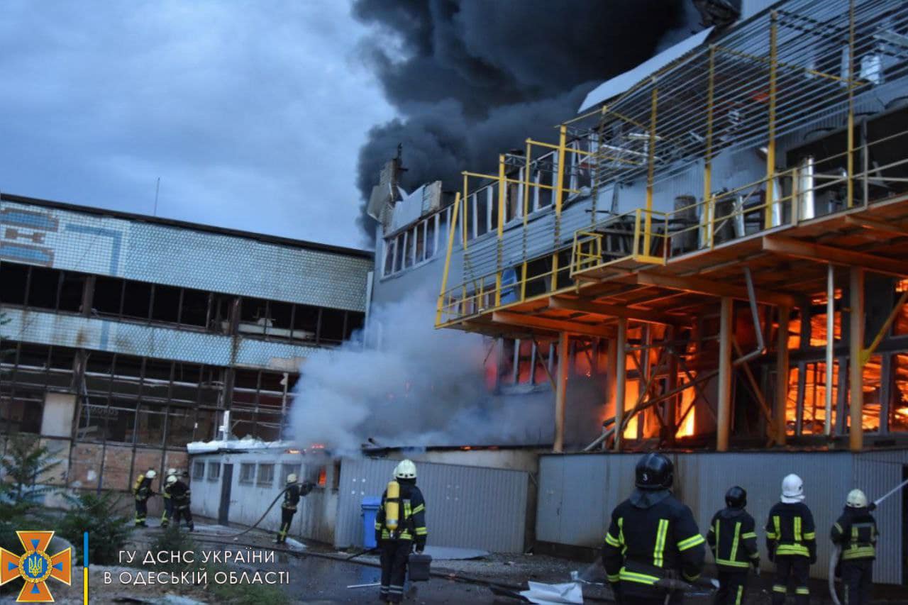 З'явилися фото та відео наслідків ракетного удару по Одесі