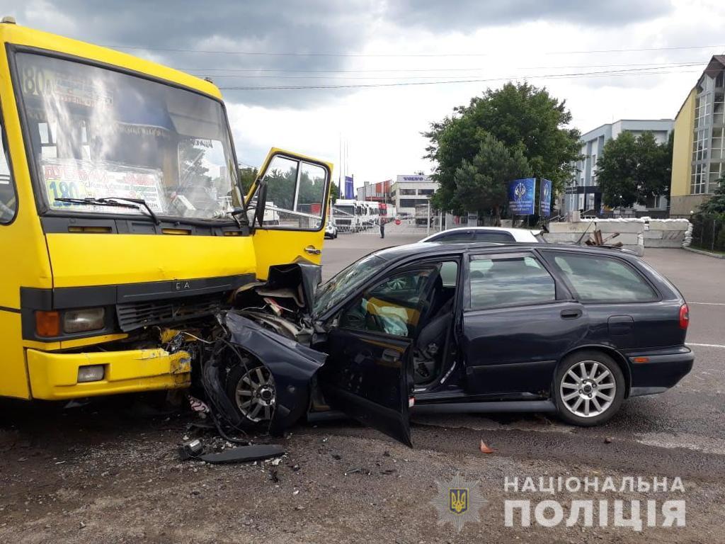 У зіткненні легковика і маршрутки біля Львова постраждали п’ятеро людей