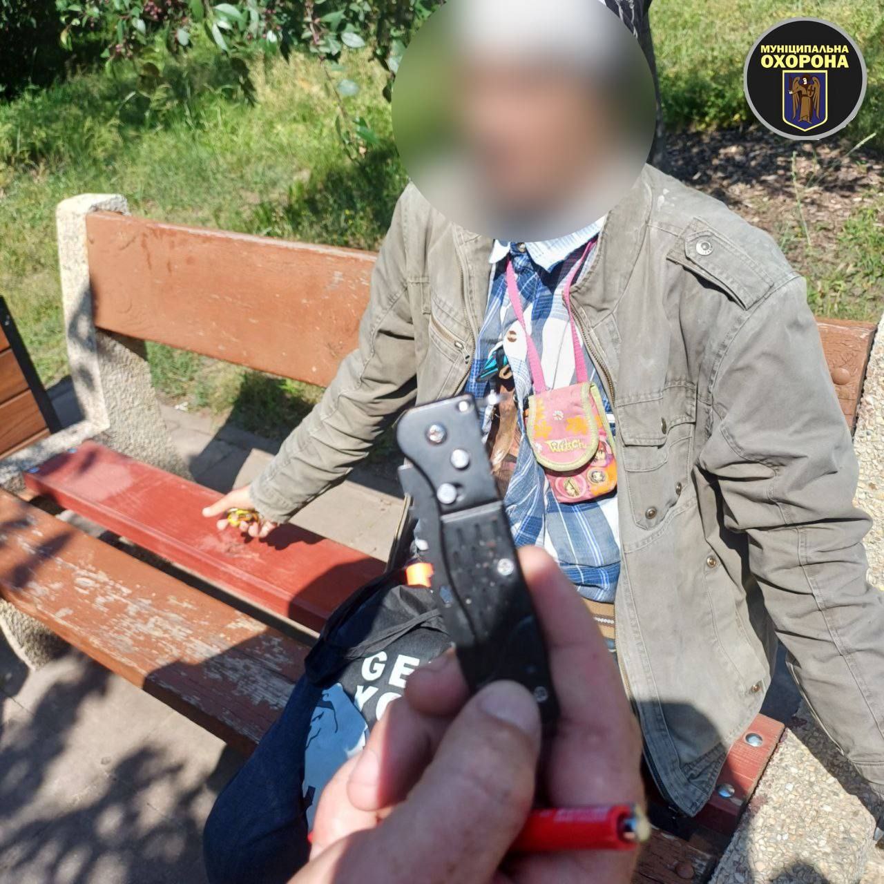 У київському парку малорос з георгіївською стрічкою погрожував ножем — його передали поліції