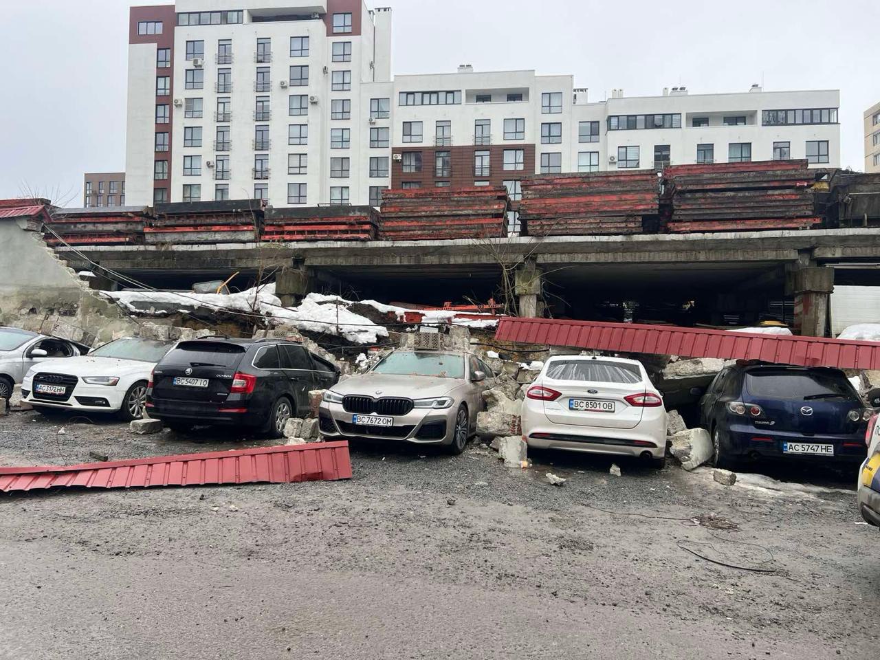 З'явилися нові фото після падіння стіни на парковці у Львові
