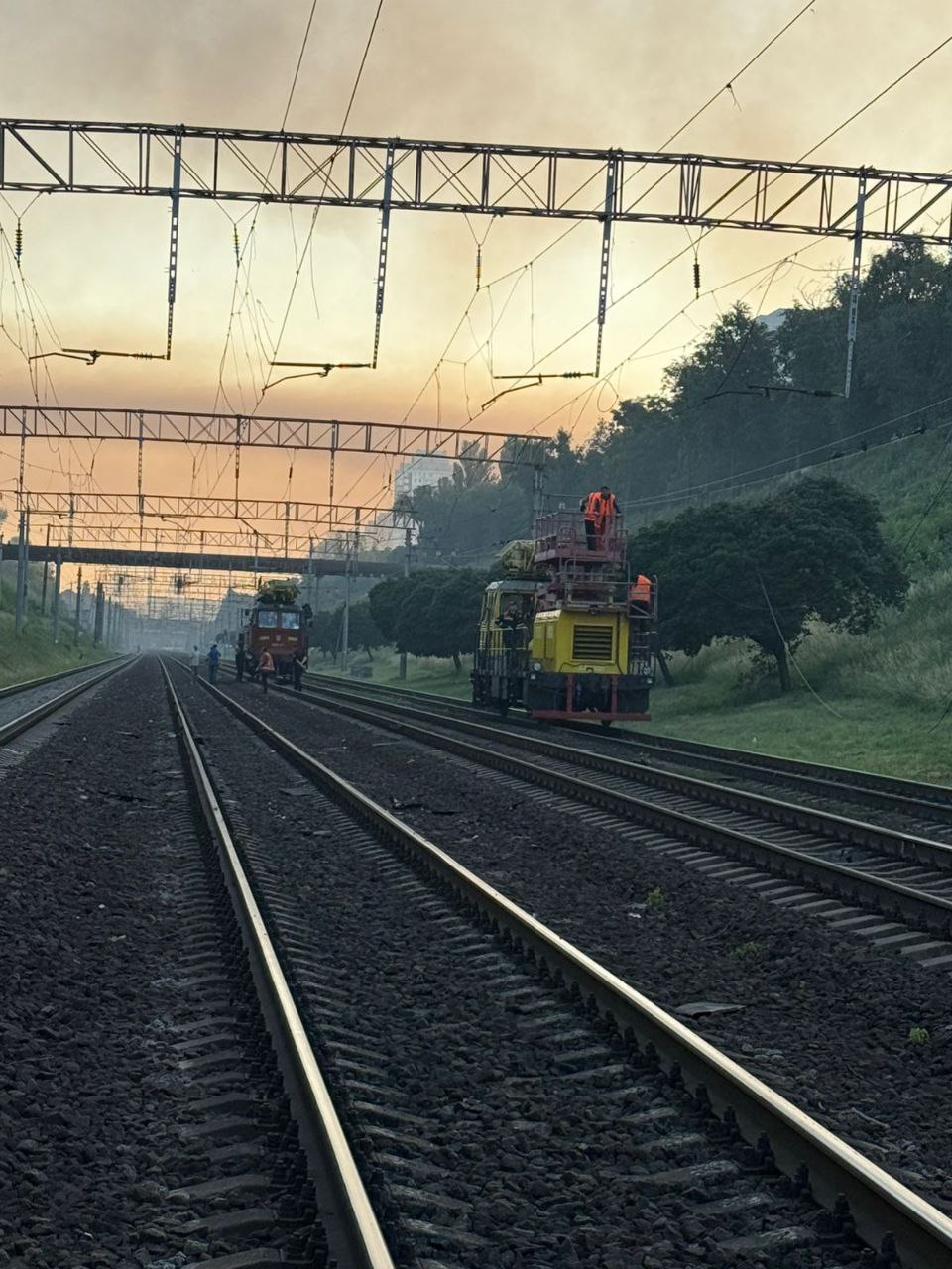 У Києві через атаку Росії пошкоджена залізниця: перше фото