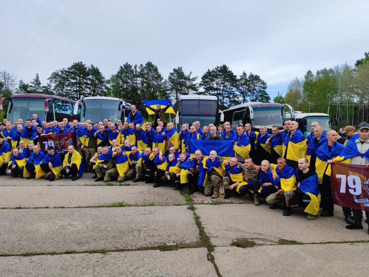 Наші – вдома: Зеленський повідомив про повернення з російського полону 205 українських воїнів (фото)