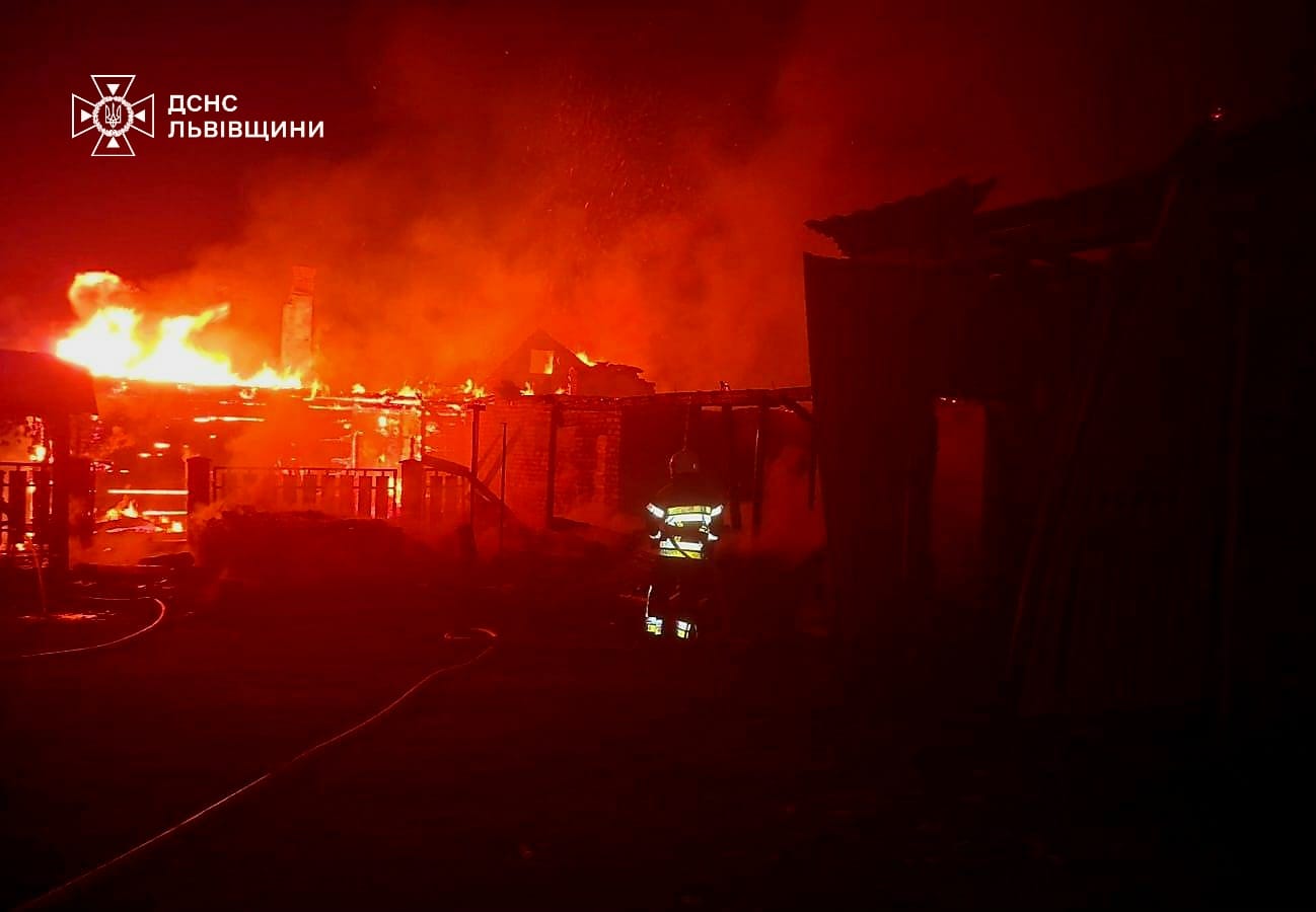 Пожежа у Шептицькому районі: надзвичайники рятували будинки та гараж