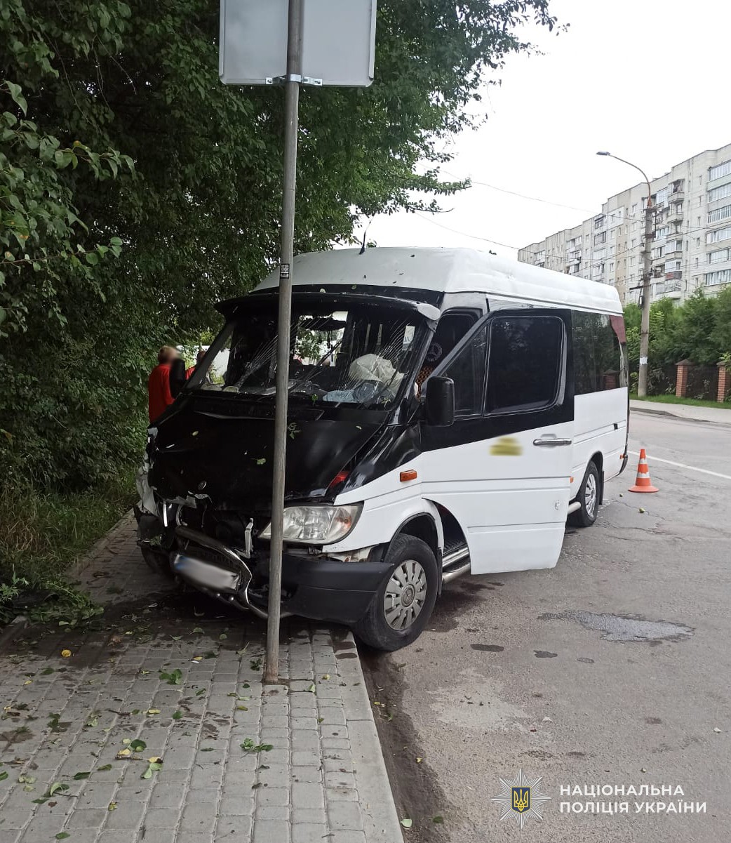 Смертельна аварія у Дрогобичі: загинув водій мікроавтобуса (фото)