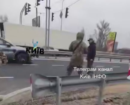 На Київщині озброєний працівник ТЦК мобілізував чоловіка із ножем (відео)