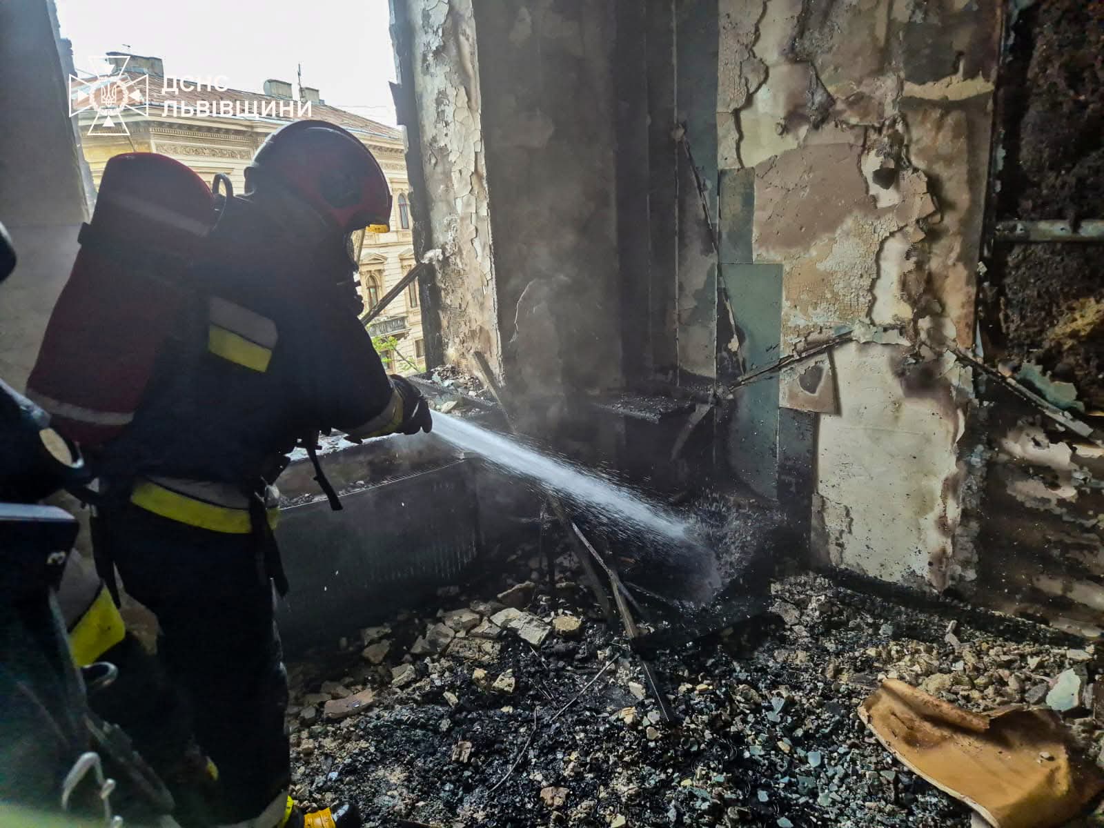 Як виглядає будинок, який вранці горів у центрі Львова