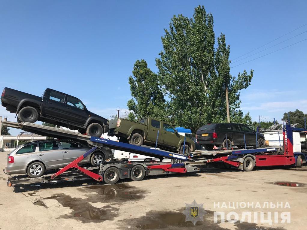 Правоохоронці викрили «благодійників», які півроку продавали авто призначені для ЗСУ