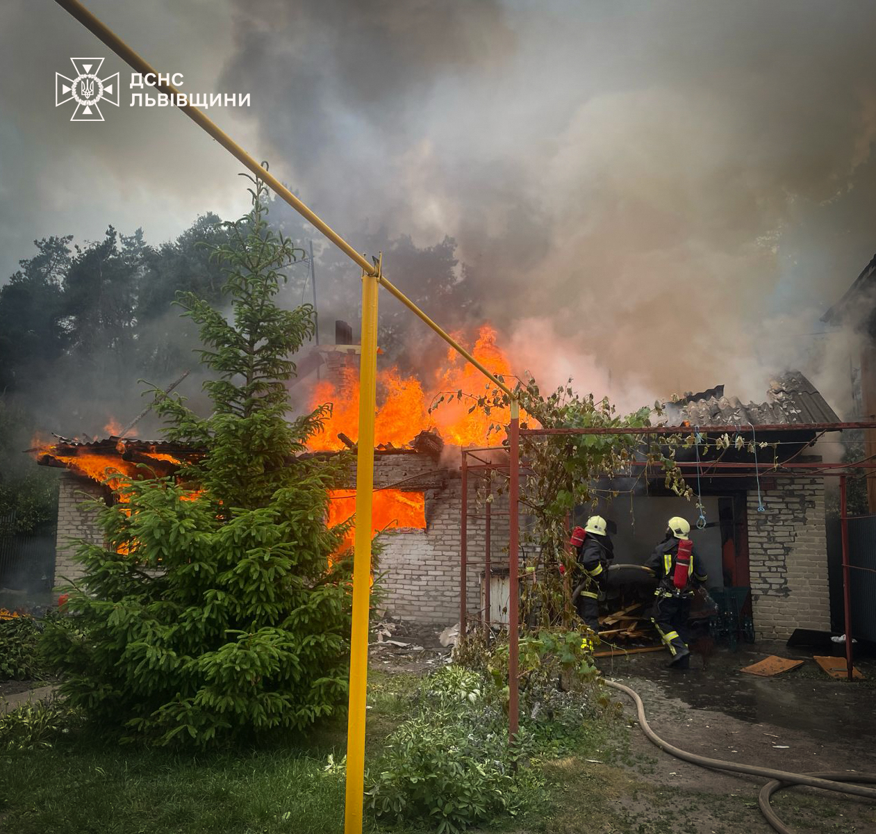 На Львівщині у пожежі загинула жінка. Вогонь майже вщент знищив житловий будинок