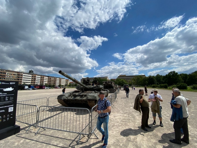 У Празі показали знищену в Україні техніку російських окупантів