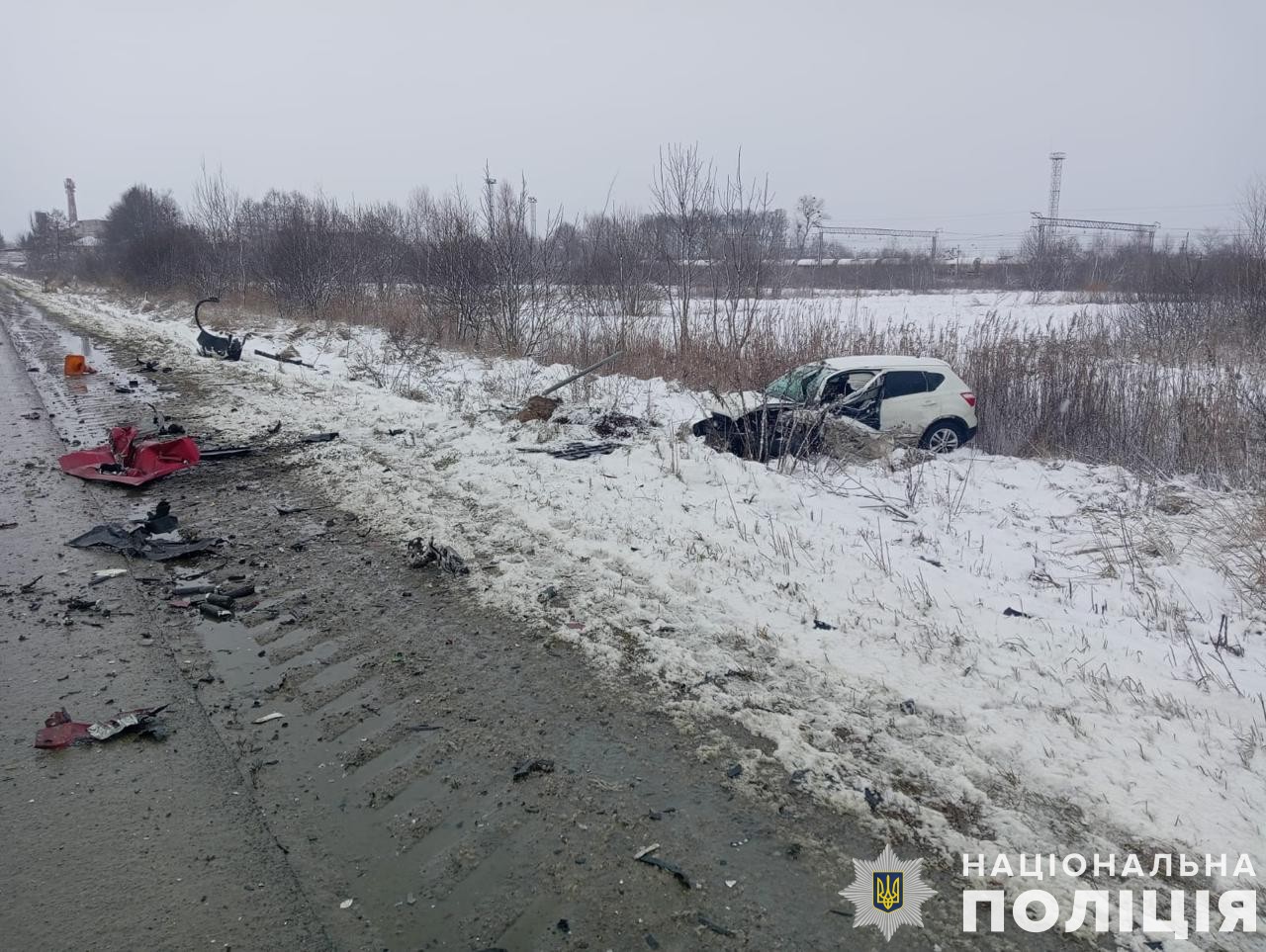 Уламки по всій дорозі: у поліції повідомили нові деталі автотрощі на Львівщині