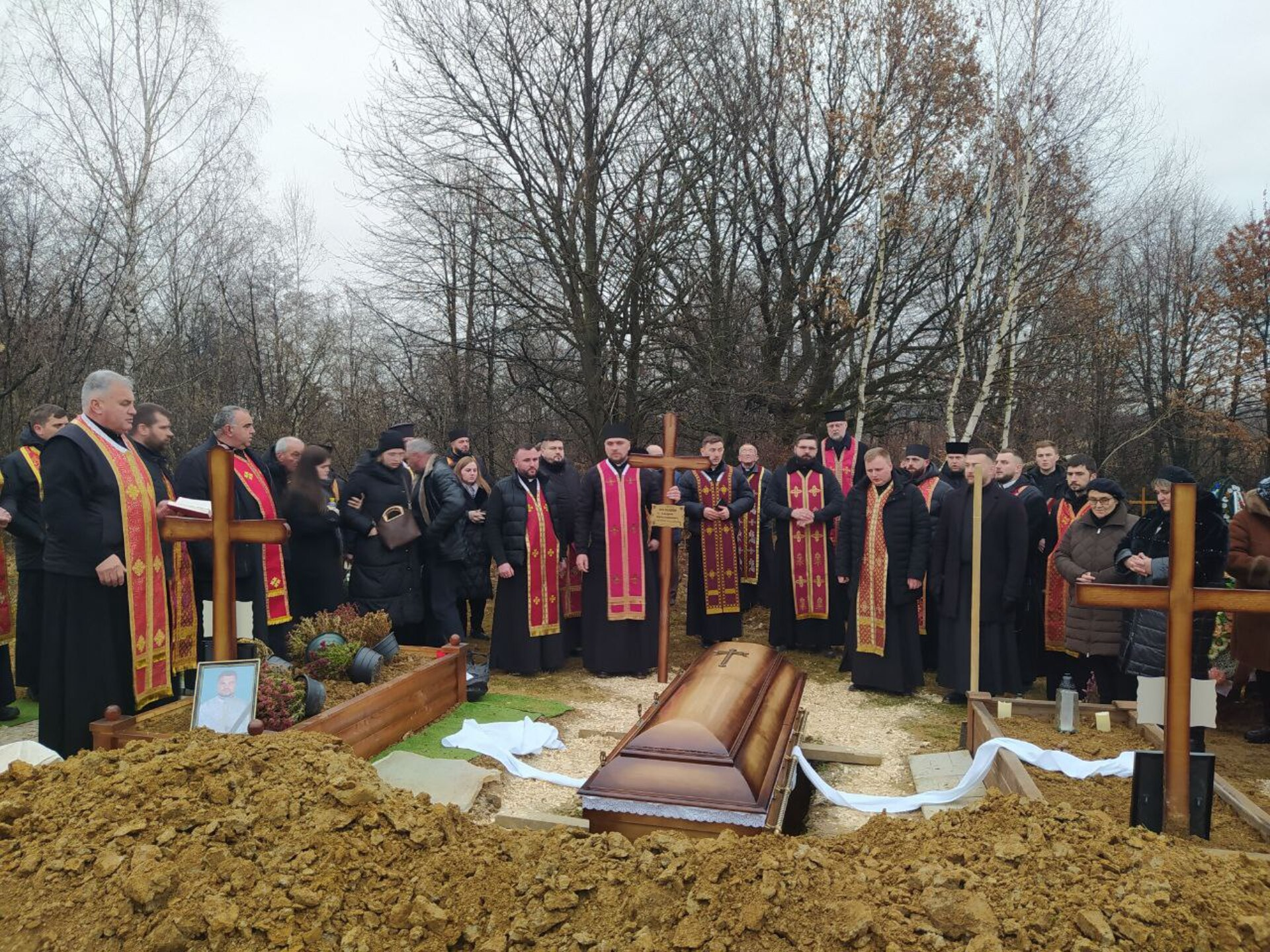 На Прикарпатті попрощалися з священником, який загинув в аварії (фоторепортаж)