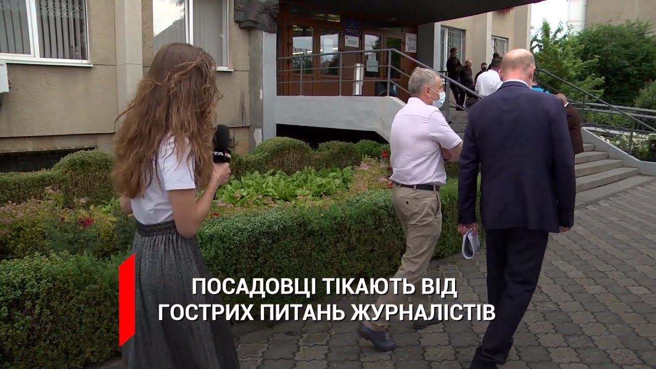 Керівник комунального «АТП 1» Орест Хамула втік від гострих запитань журналістки