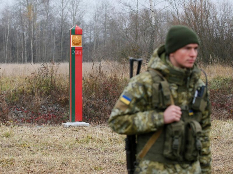 Британська розвідка розкрила роль білоруських військ на кордоні з Україною